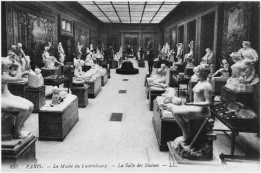 Carte postale représentant la salle des statues au Musée du Luxembourg, Paris, vers 1910